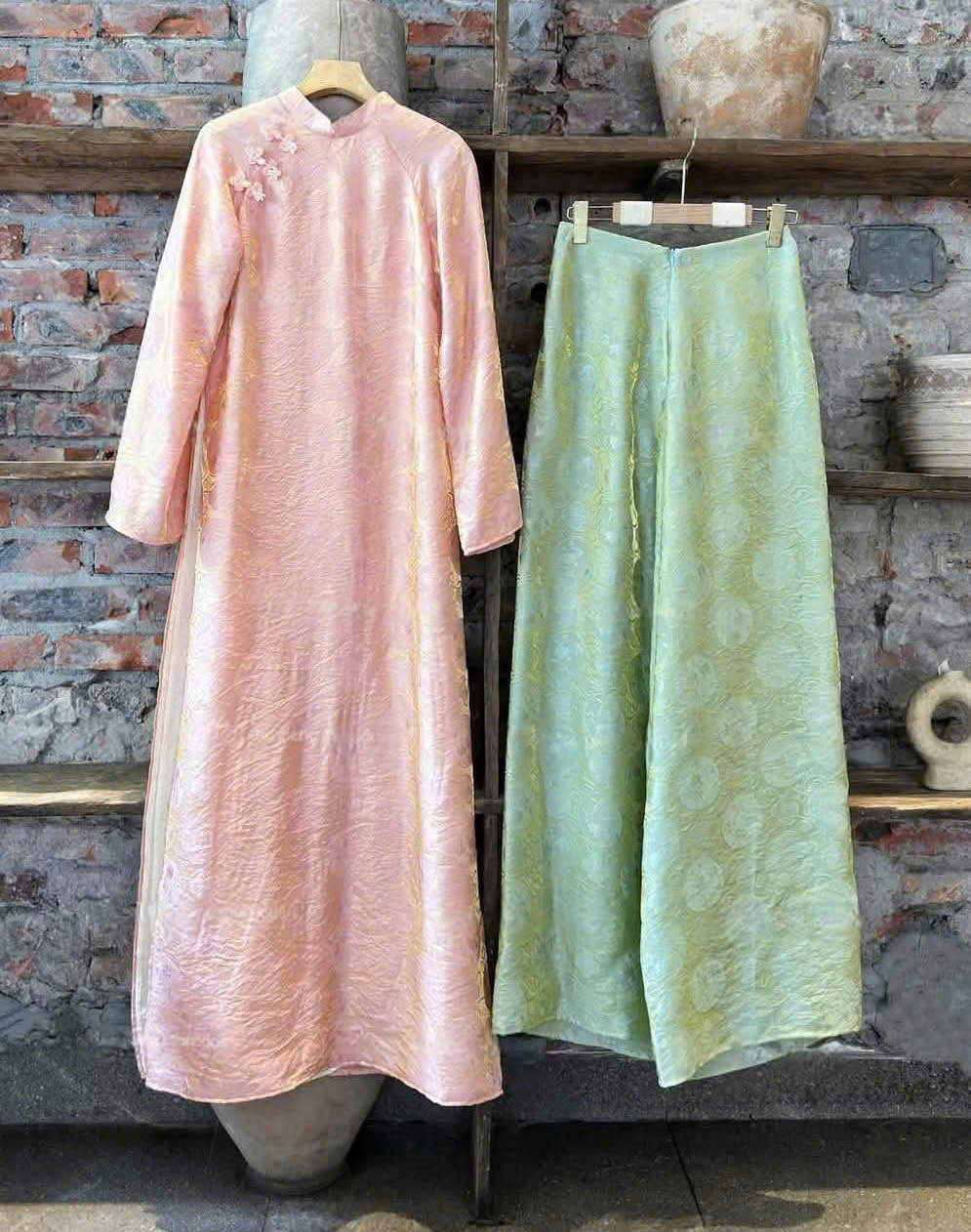 AD tơ ánh vân hoa hồng cổ 3p đính tag nơ lót kem +quần tơ xanh lá vân hoa (size L) CS2