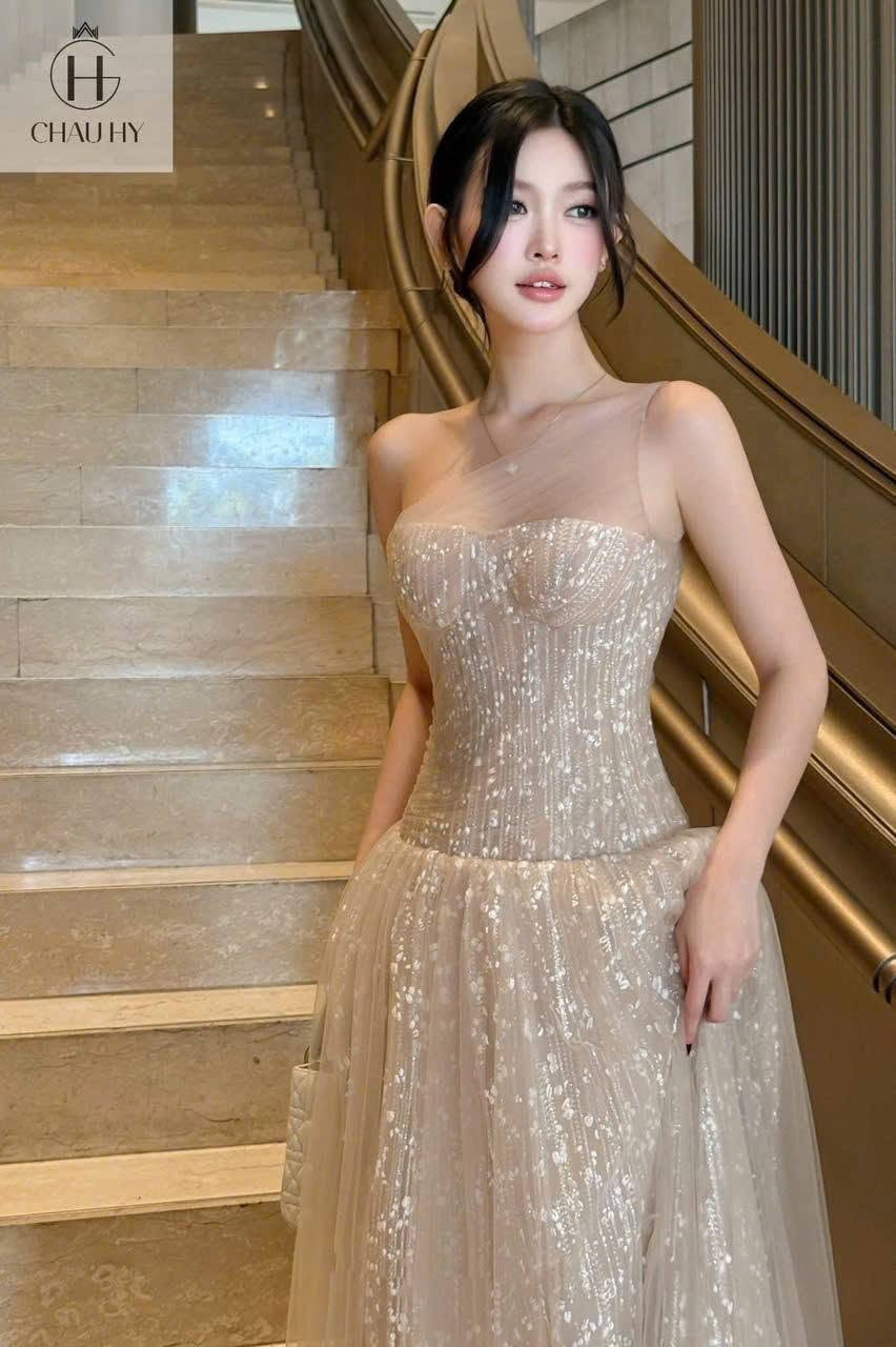 VT nâu lệch vai kim sa kèm voan