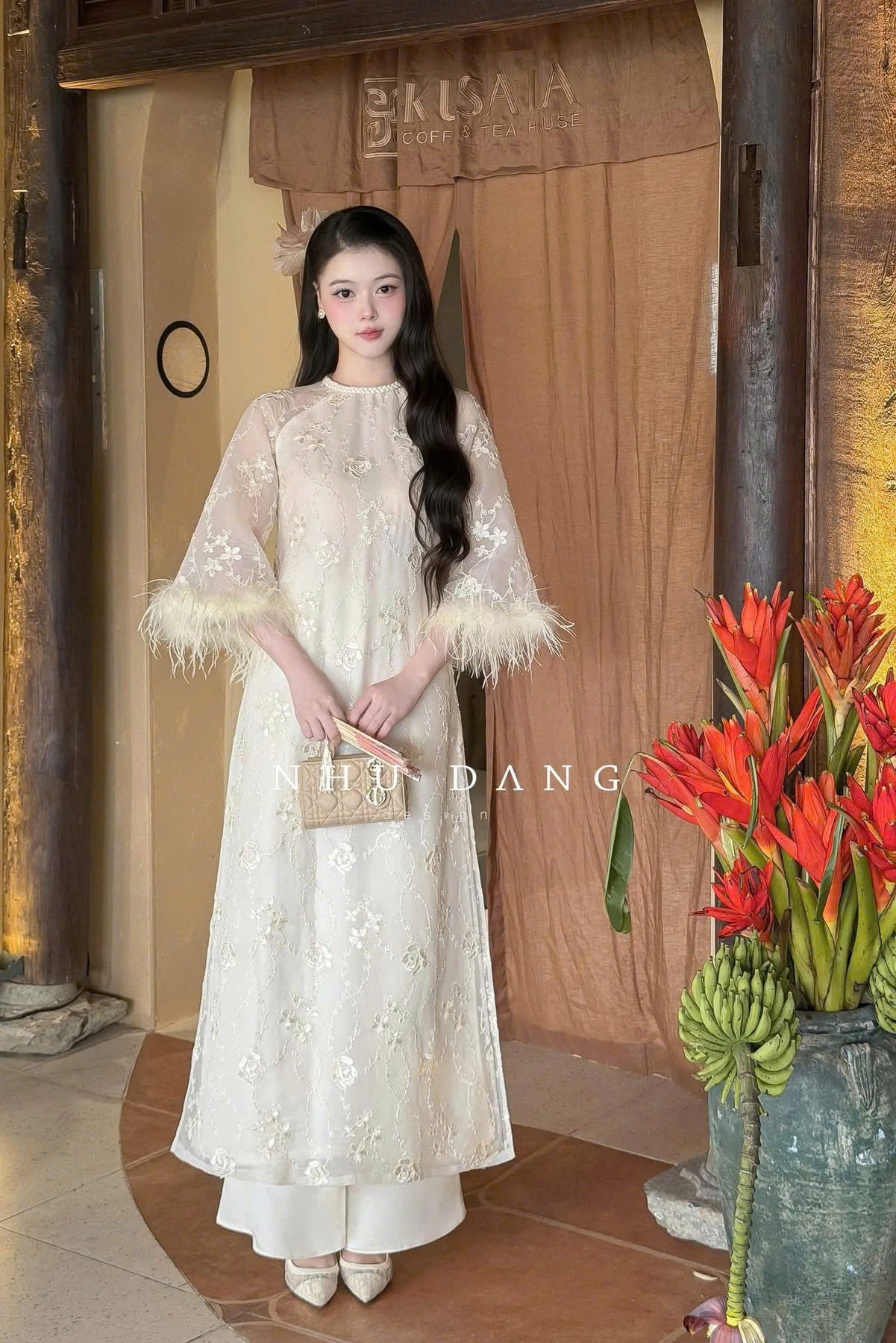 AD kem cổ tròn tết đính hoa nổi tay lông