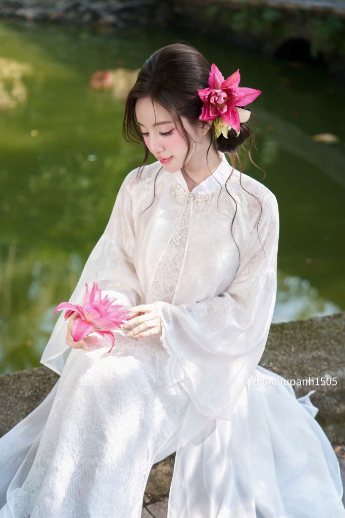 AD trắng 6 tà phối ren choàng tơ tay loe CS1