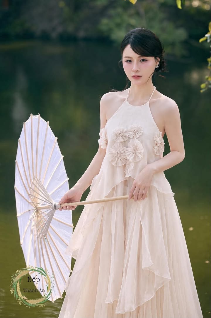set váy yếm KEM hoa ngực - CS1