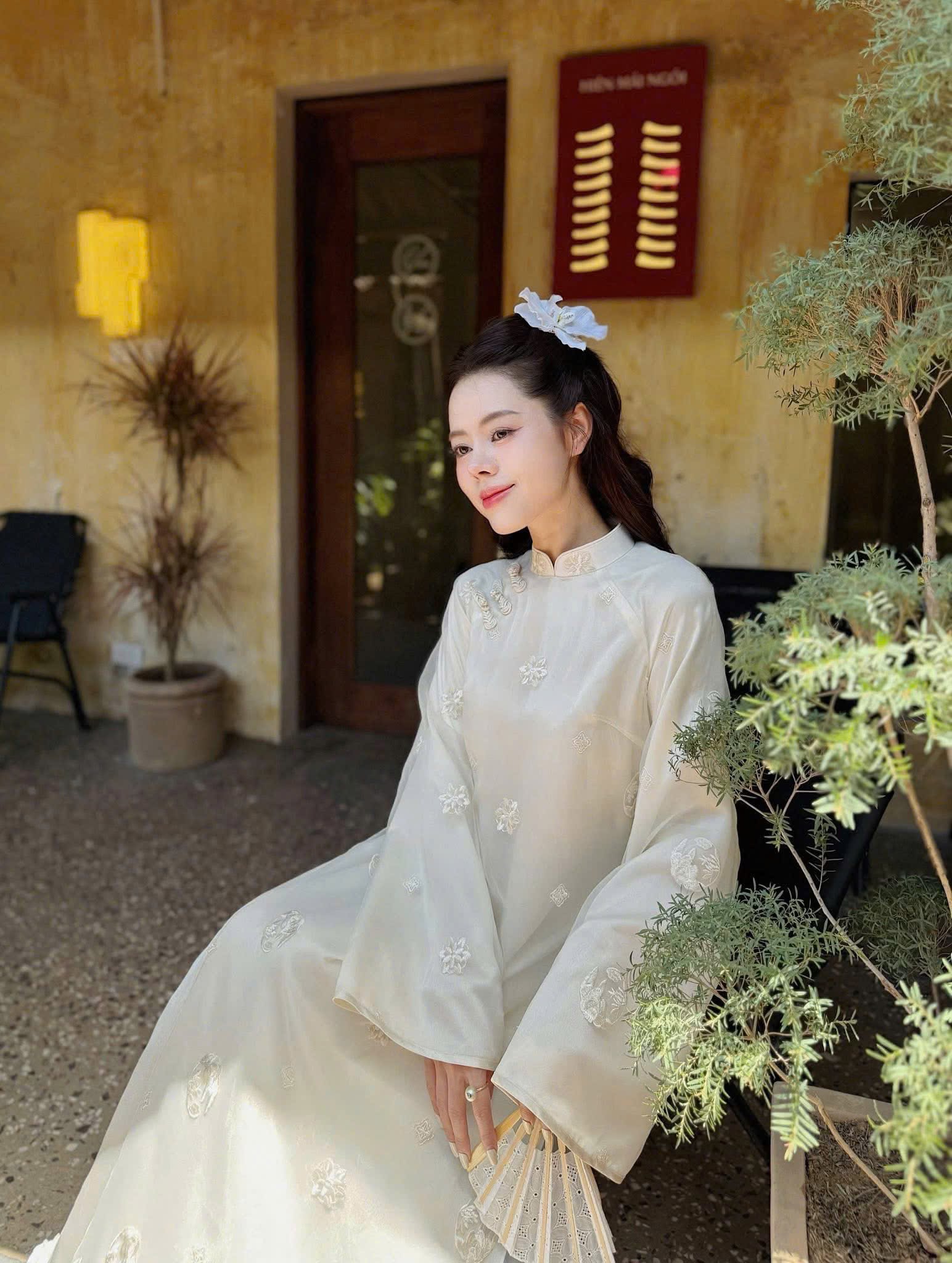 AD kem cổ 3p thêu hoa tròn đính nơ vai kem,be