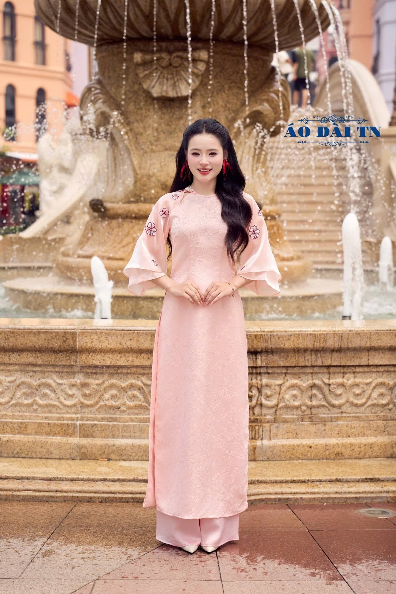 AD hồng cổ tròn đính hoa đỏ CS1