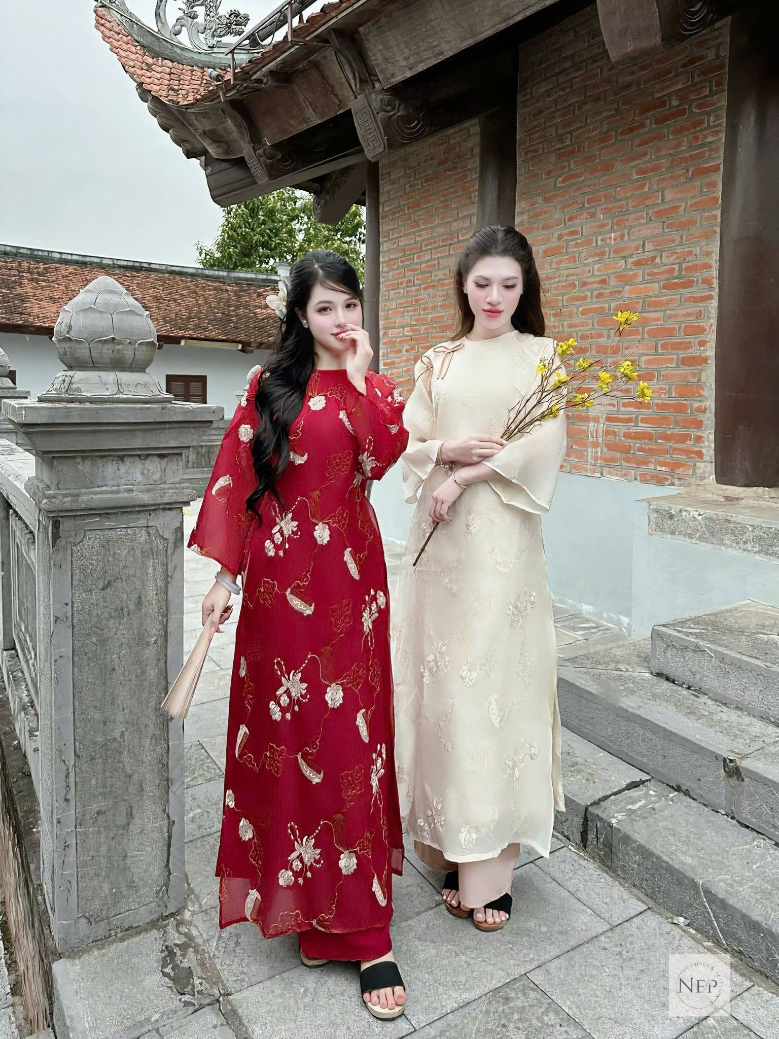 AD đỏ cổ tròn thêu lược