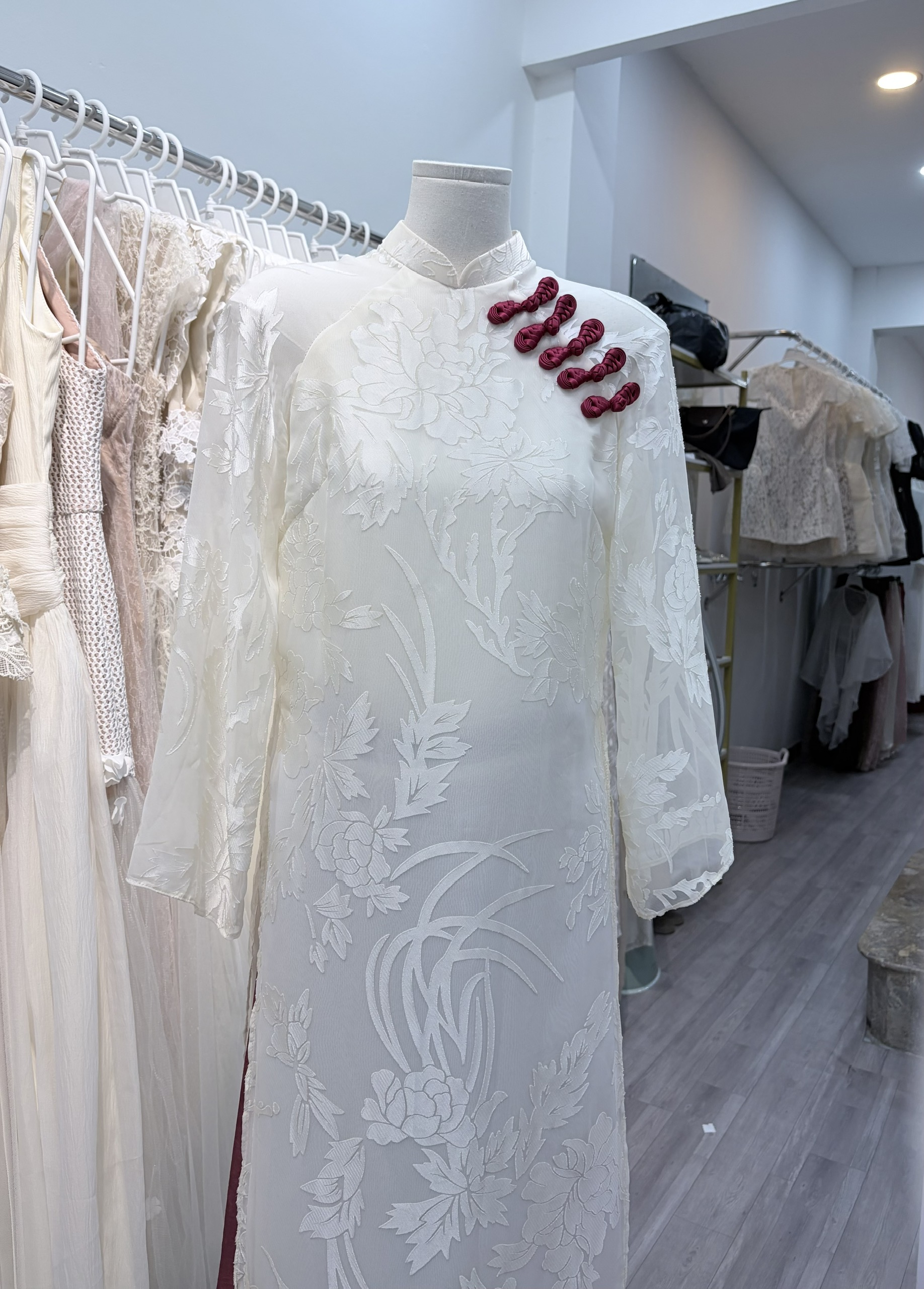 AD kem ht lá cổ 3p đính nơ đỏ+quần tơ ánh đỏ (size L)