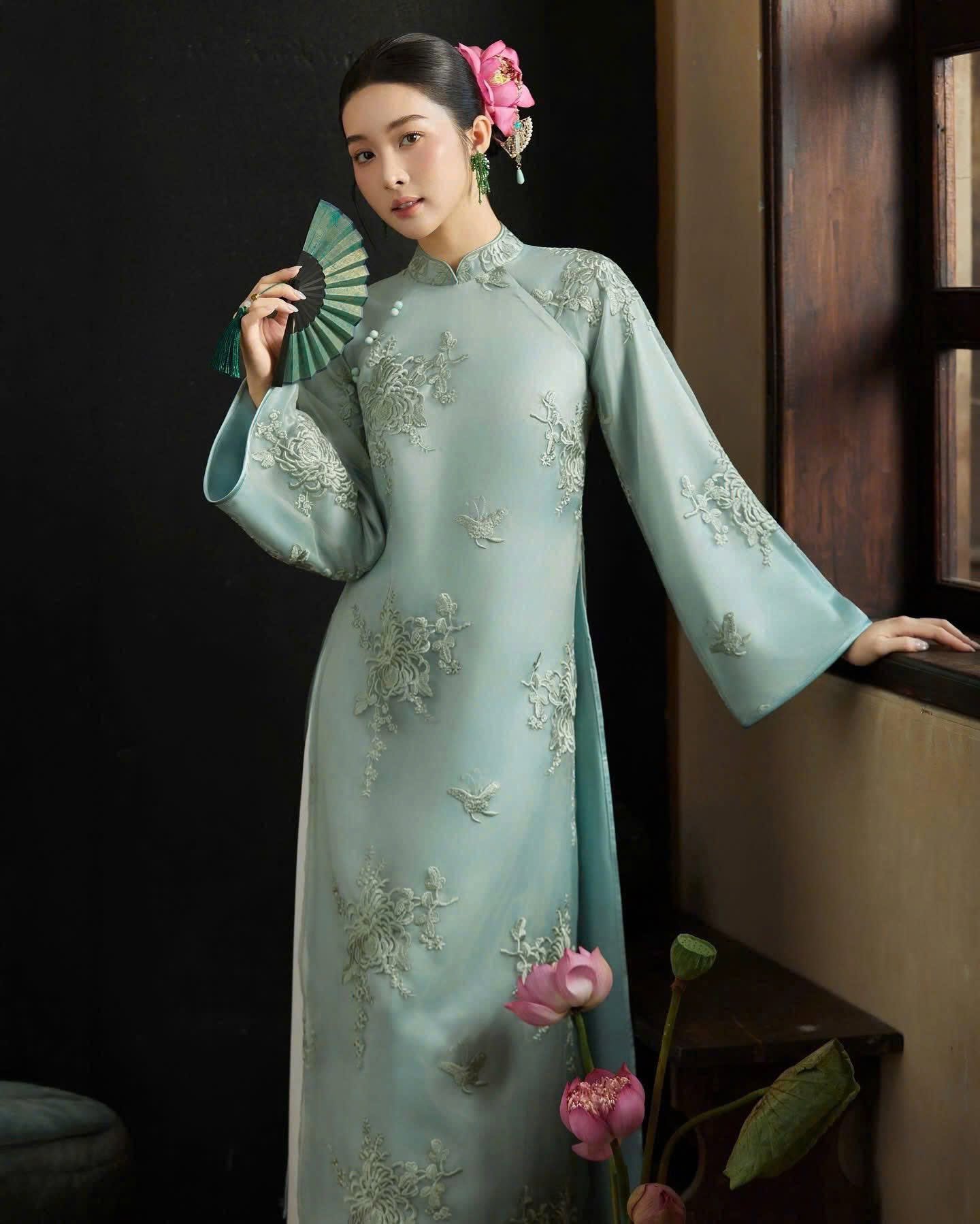AD xanh rêu cổ 3p thêu hoa bướm