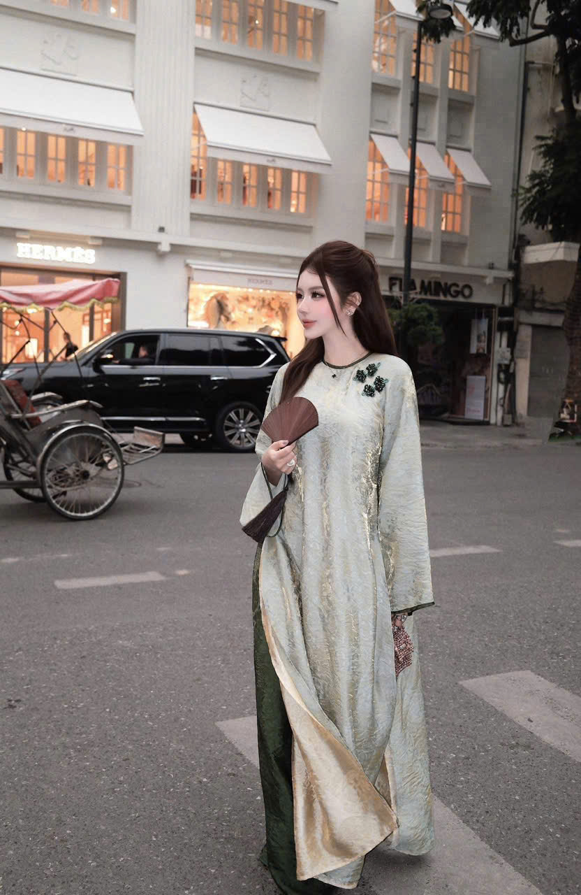 AD tơ ánh xanh viền xanh đậm cổ tròn 4 tà đính tag hoa +quần tơ xanh