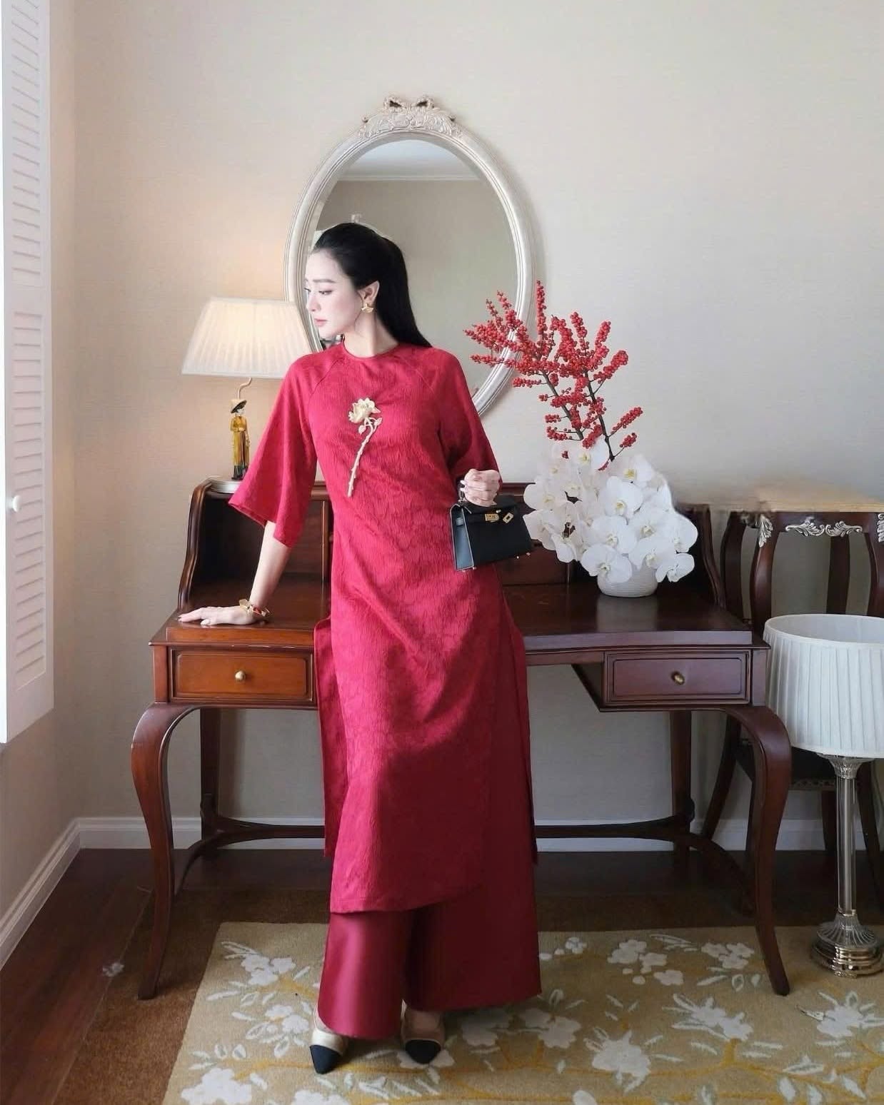 AD đỏ cổ tròn tay lỡ đính tag hoa hồng