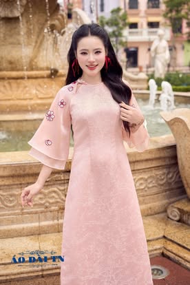 AD hồng cổ tròn đính hoa đỏ CS1