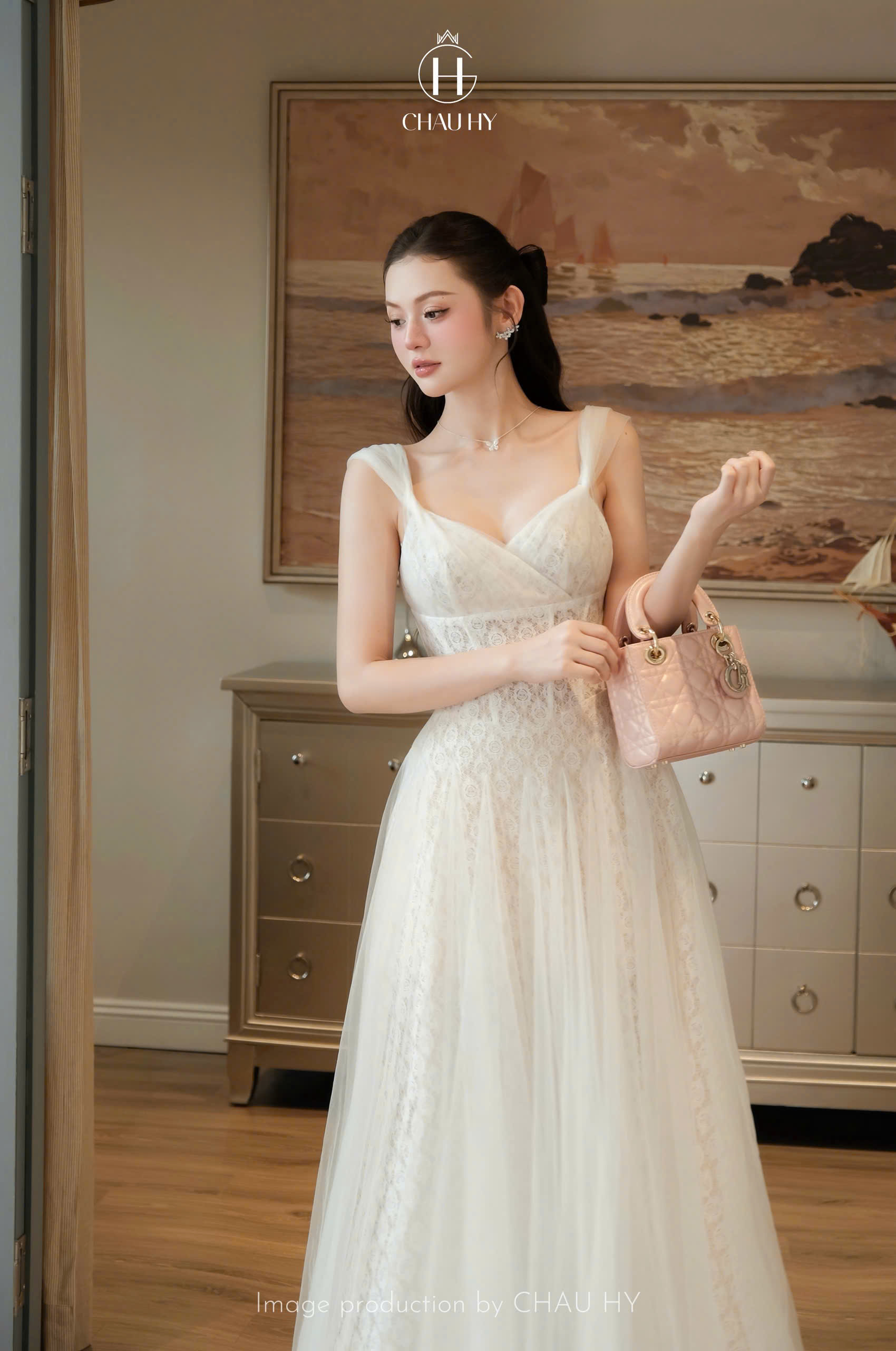 VT trắng cổ V ren lưới châu hy