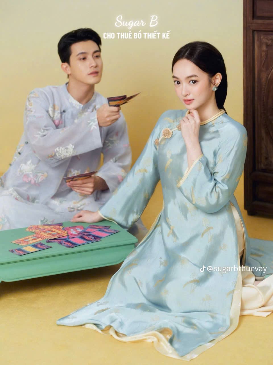 AD xanh cổ tròn lụa tằm tag pha lê tót lụa tằm vàng + quần vàng nhạt