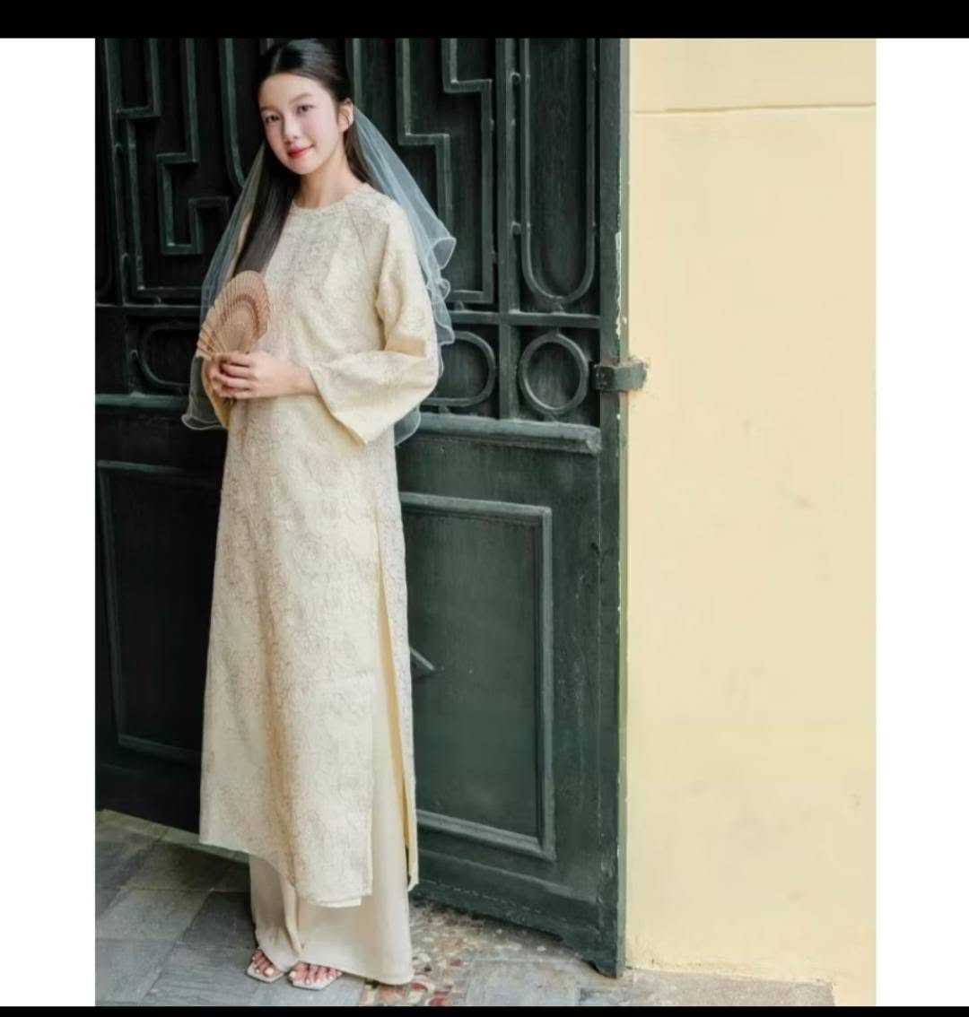 AD kem cổ tròn thêu hoa hồng