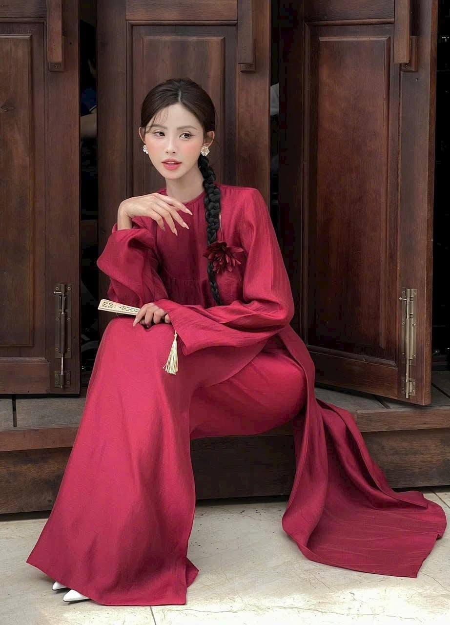 AD đỏ khoét vai cổ tròn đính tag hoa