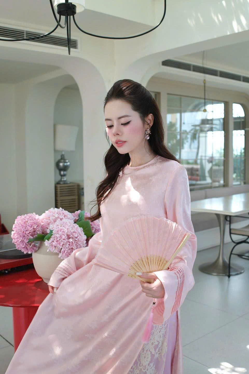 AD gấm hồng cổ tròn lót ren hoa 3 tag nơ xoắn + quần lụa hồng hoa CS1