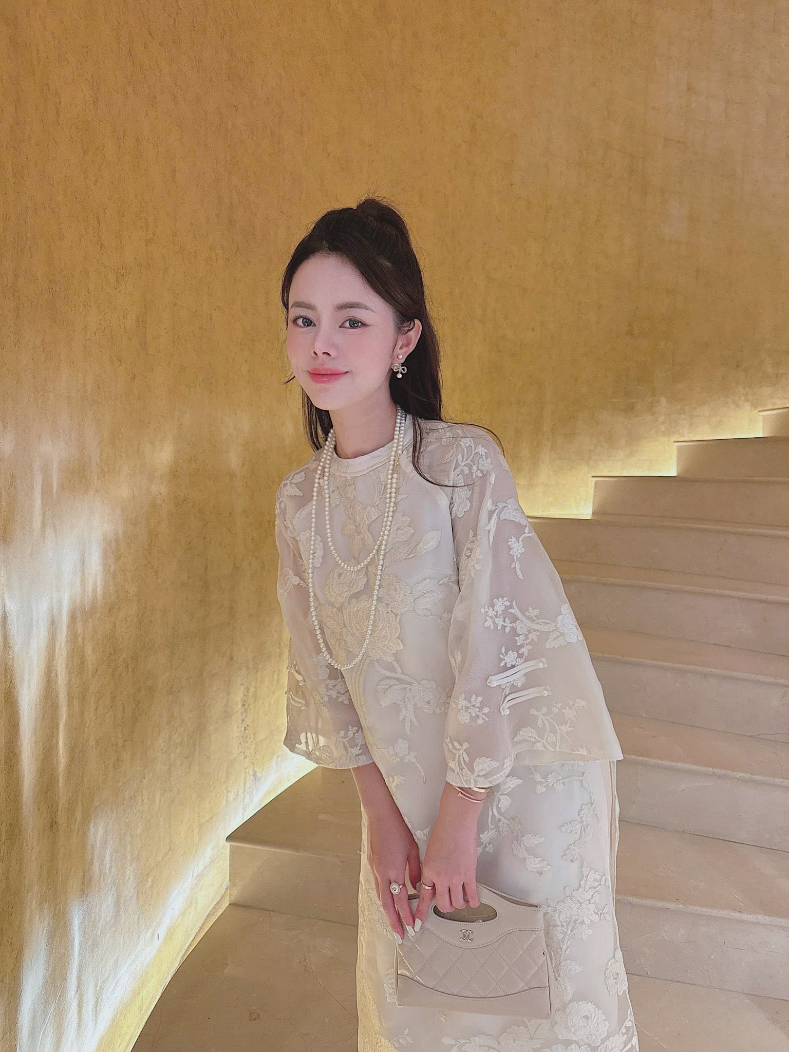 AD kem cổ tròn thêu hoa tay lỡ