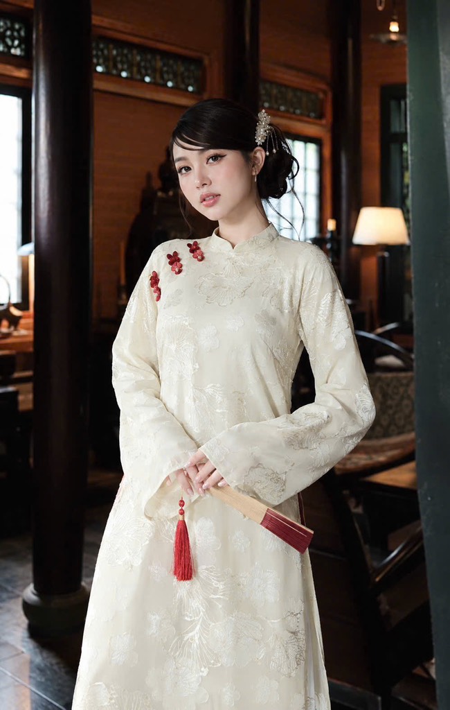 AD kem vân lá đính kim sa cổ 3 phân tag 3 nơ đỏ + quần đỏ lụa trơn M