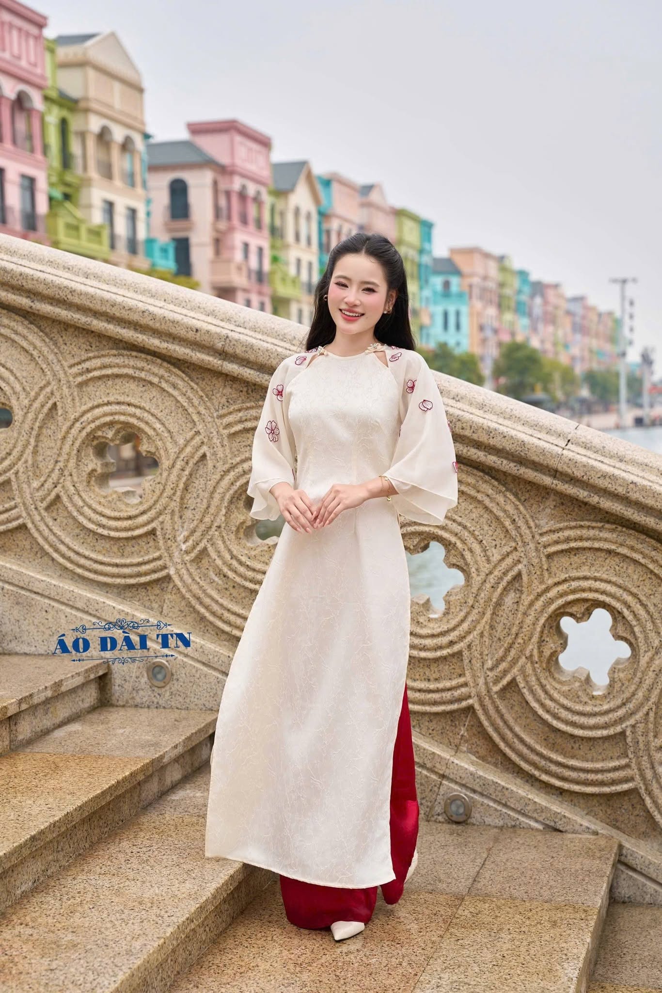 AD kem cổ tròn nơ cổ ht hoa đính hoa đỏ