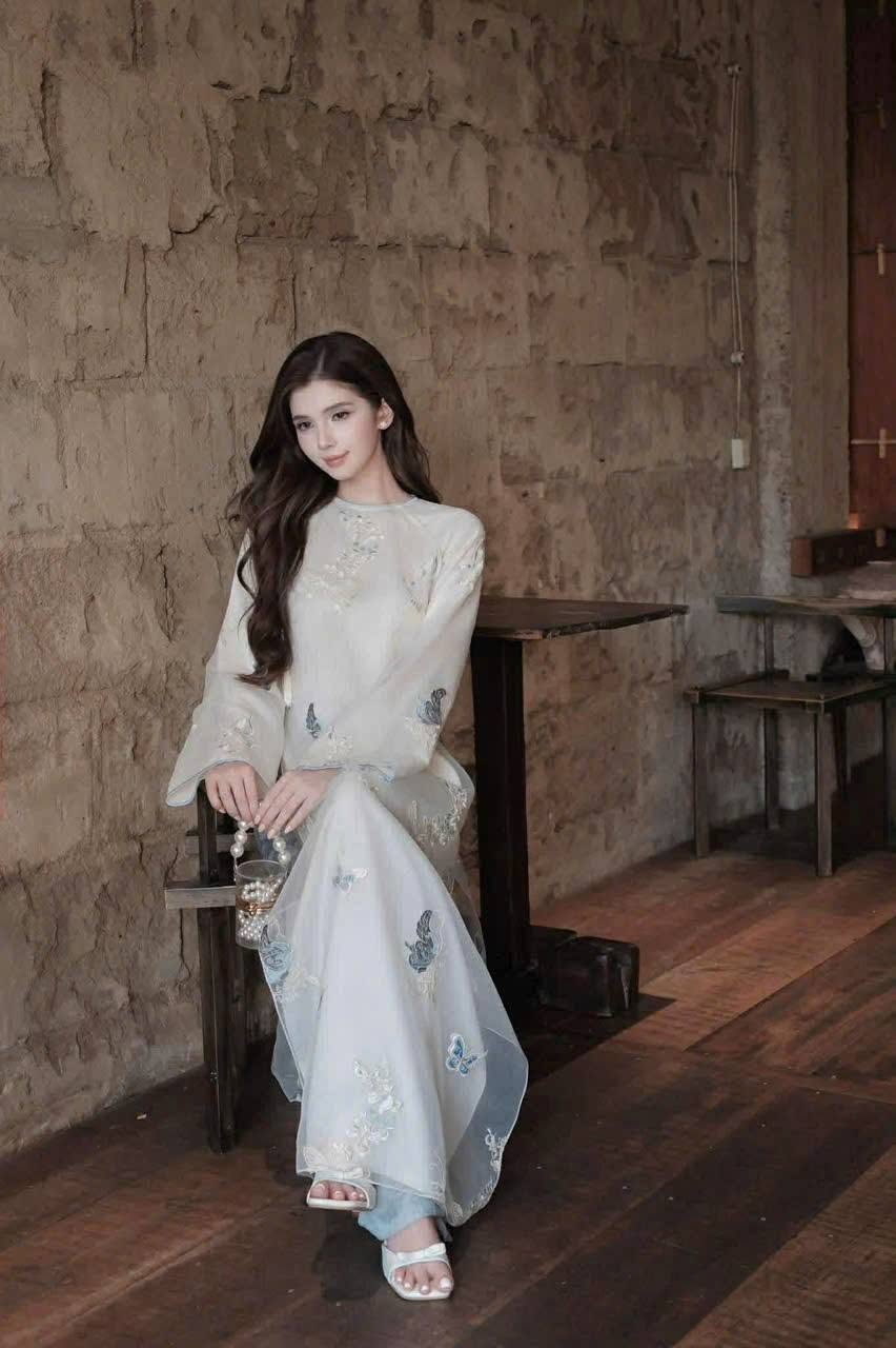AD kem cổ tròn thêu bướm xanh