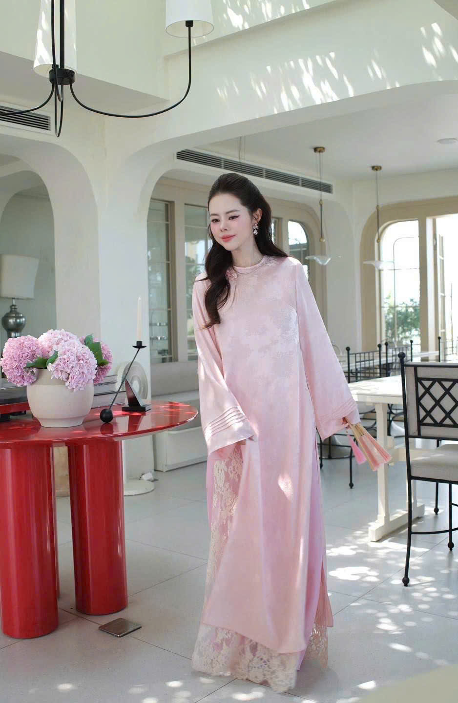 AD gấm hồng cổ tròn lót ren hoa 3 tag nơ xoắn + quần lụa hồng hoa CS1