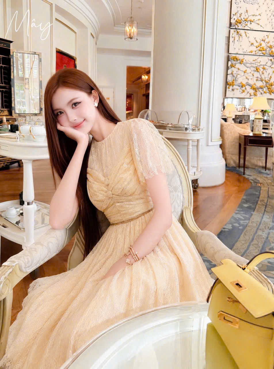 VT ren be cộc tay đính 2 tag hoa tròn