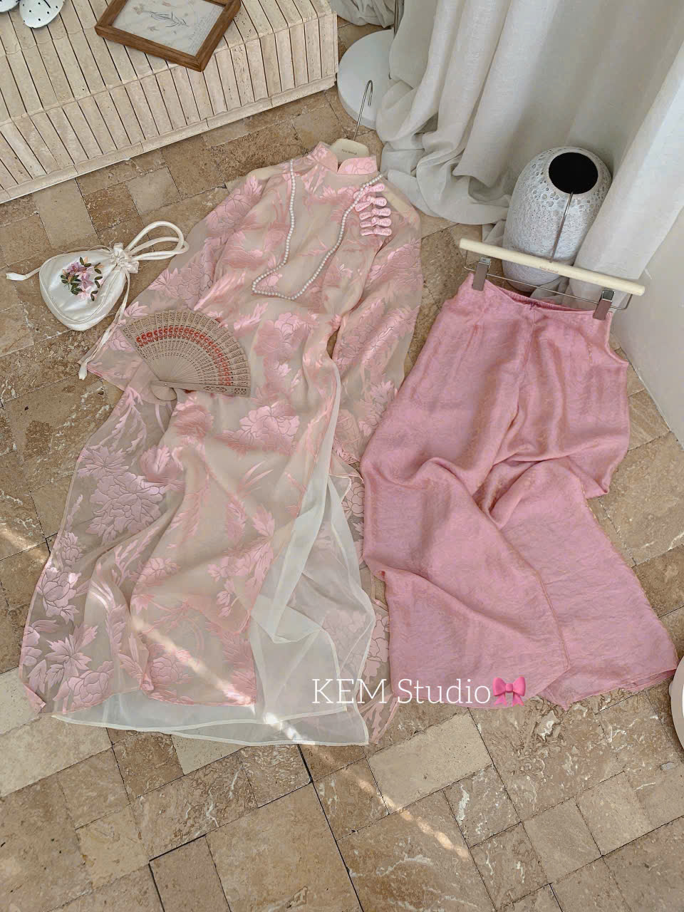 AD hồng ht lá in cổ 3 đính tag nơ vai +quần hồng tơ ánh