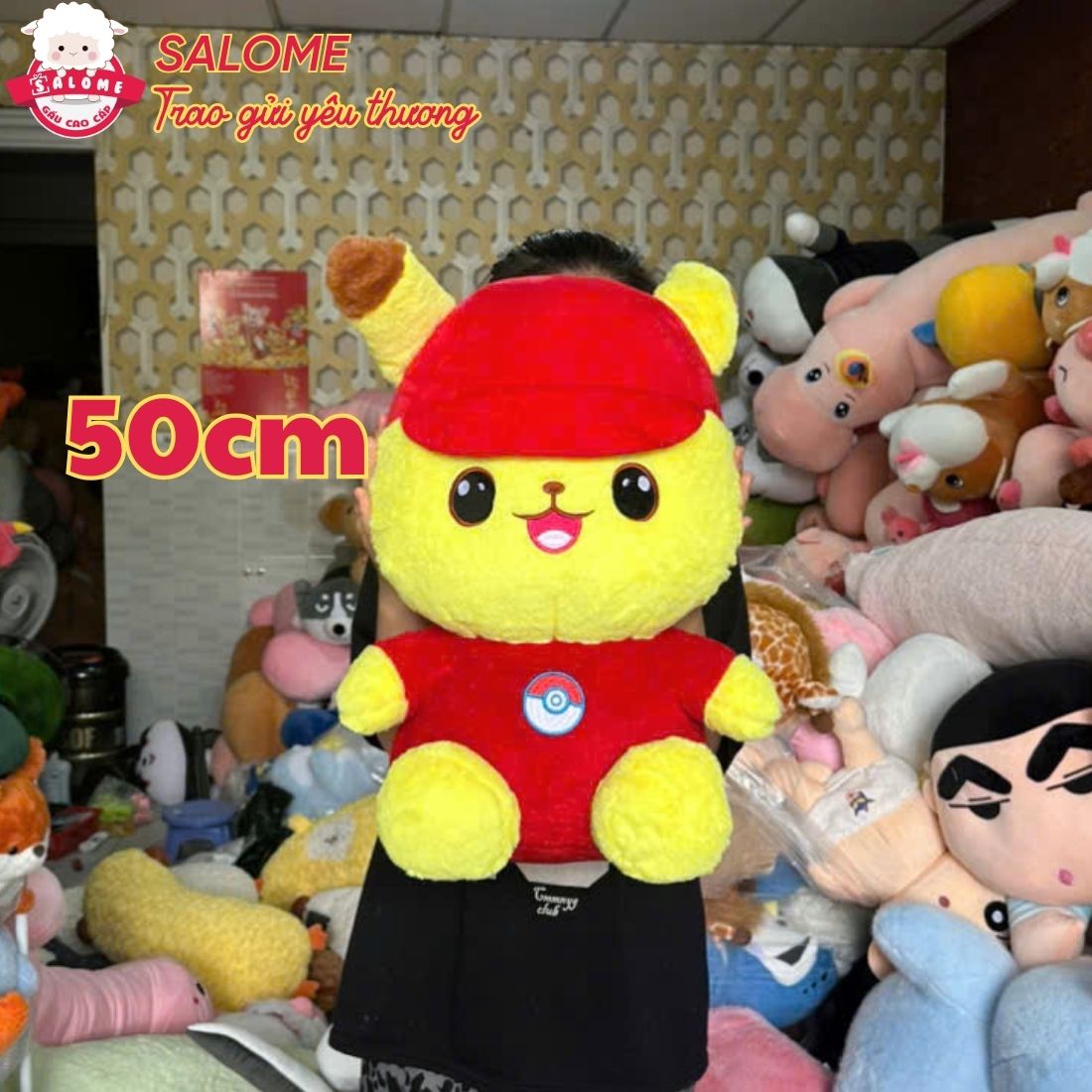 Gấu bông Pikachu ngồi đội nón đỏ