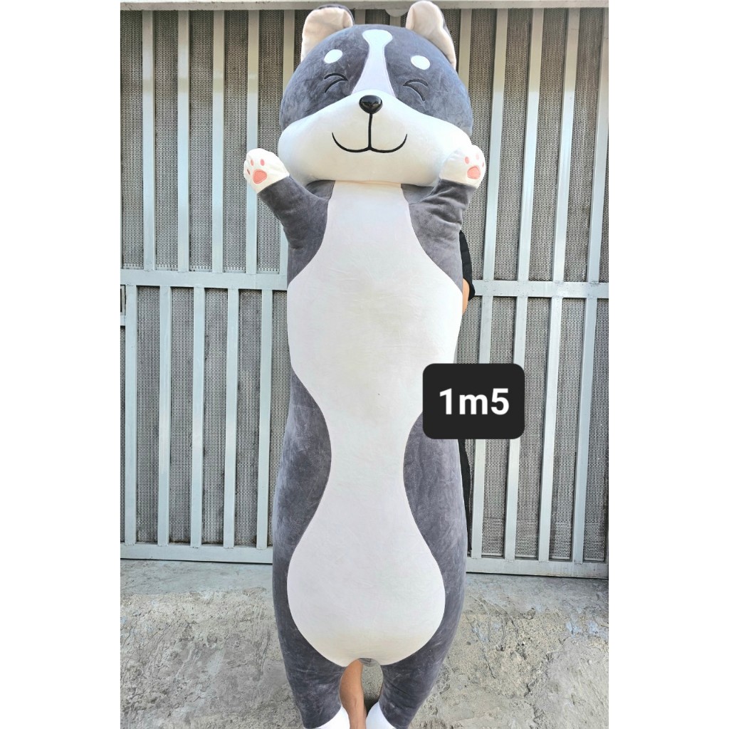 Gấu bông chó xám giơ tay