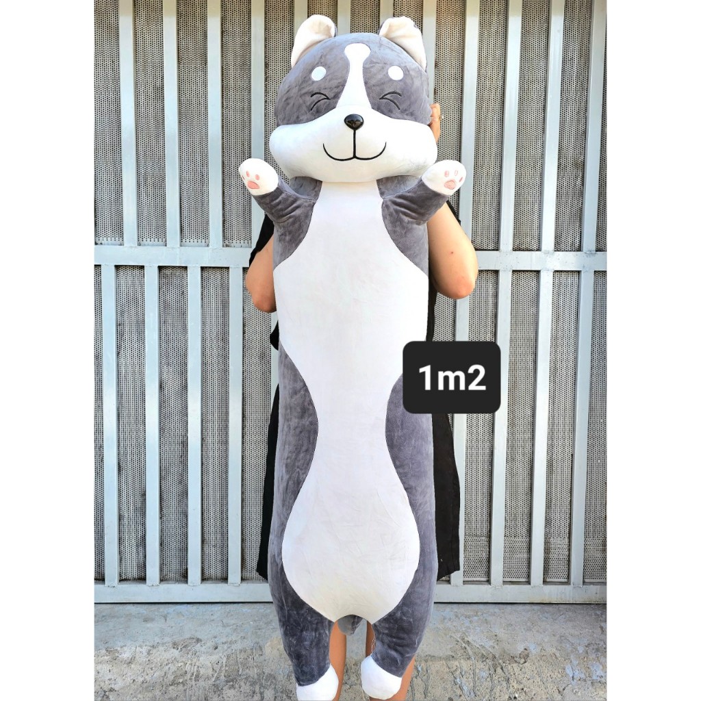 Gấu bông chó xám giơ tay