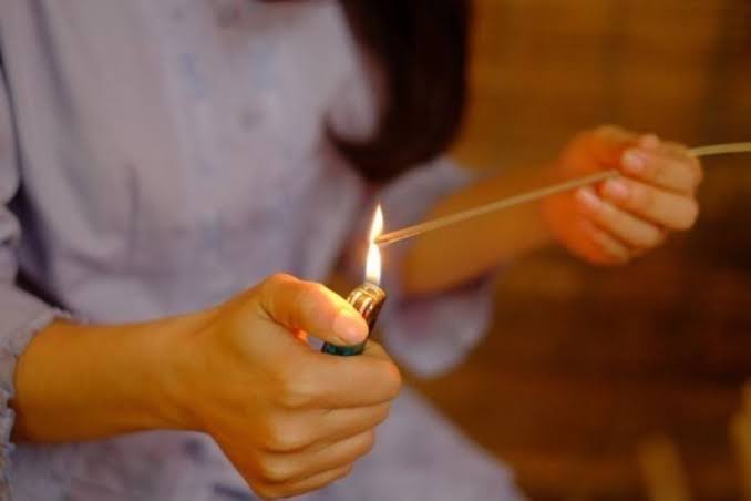 Vì sao phải thắp hương theo số nén hương quy định? Vì sao người Việt kiêng thắp hương số chẵn lên bàn thờ?