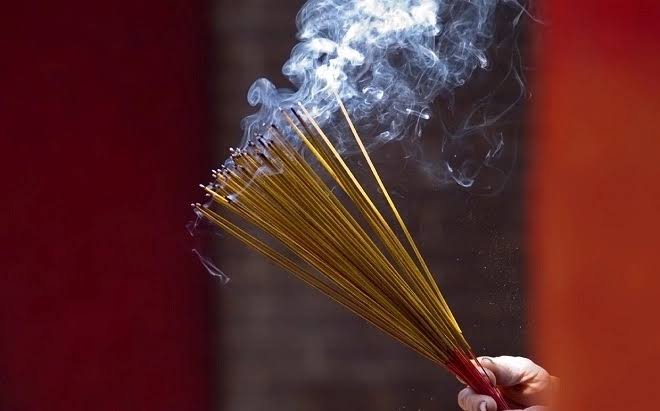 Thắp hương nên mở cửa hay đóng cửa? Cách làm đúng nhiều người đang hiểu sai