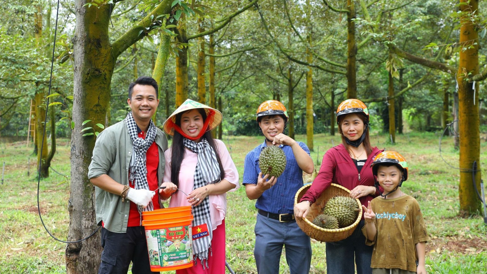 Tìm hiểu canh tác sầu riêng hữu cơ vườn Bà Hoàng Long Khánh