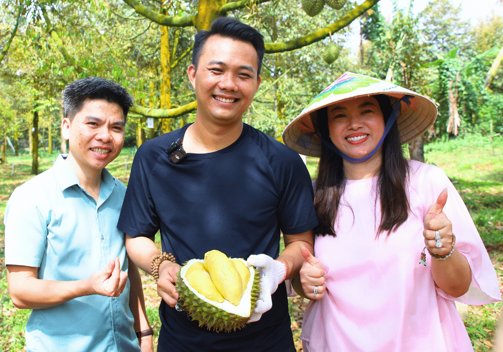 Sầu riêng hữu cơ từ khu vườn lâu năm Bà Hoàng Long Khánh đến tay người thưởng thức, thể hiện câu chuyện chăm sóc và nguồn gốc sản phẩm.