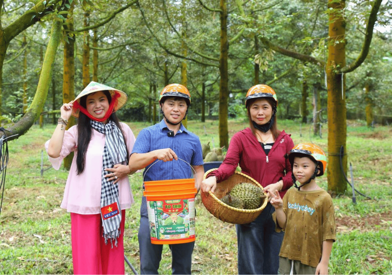 Sầu riêng&nbsp;chín tự nhiên, quà tặng chất lượng từ vườn sầu riêng hữu cơ Bà Hoàng Long Khánh