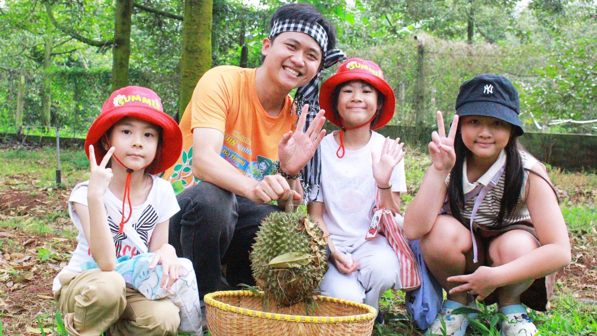 Trẻ nhỏ được trải nghiệm thu hoạch sầu riêng tại vườn Bà Hoàng Long Khánh