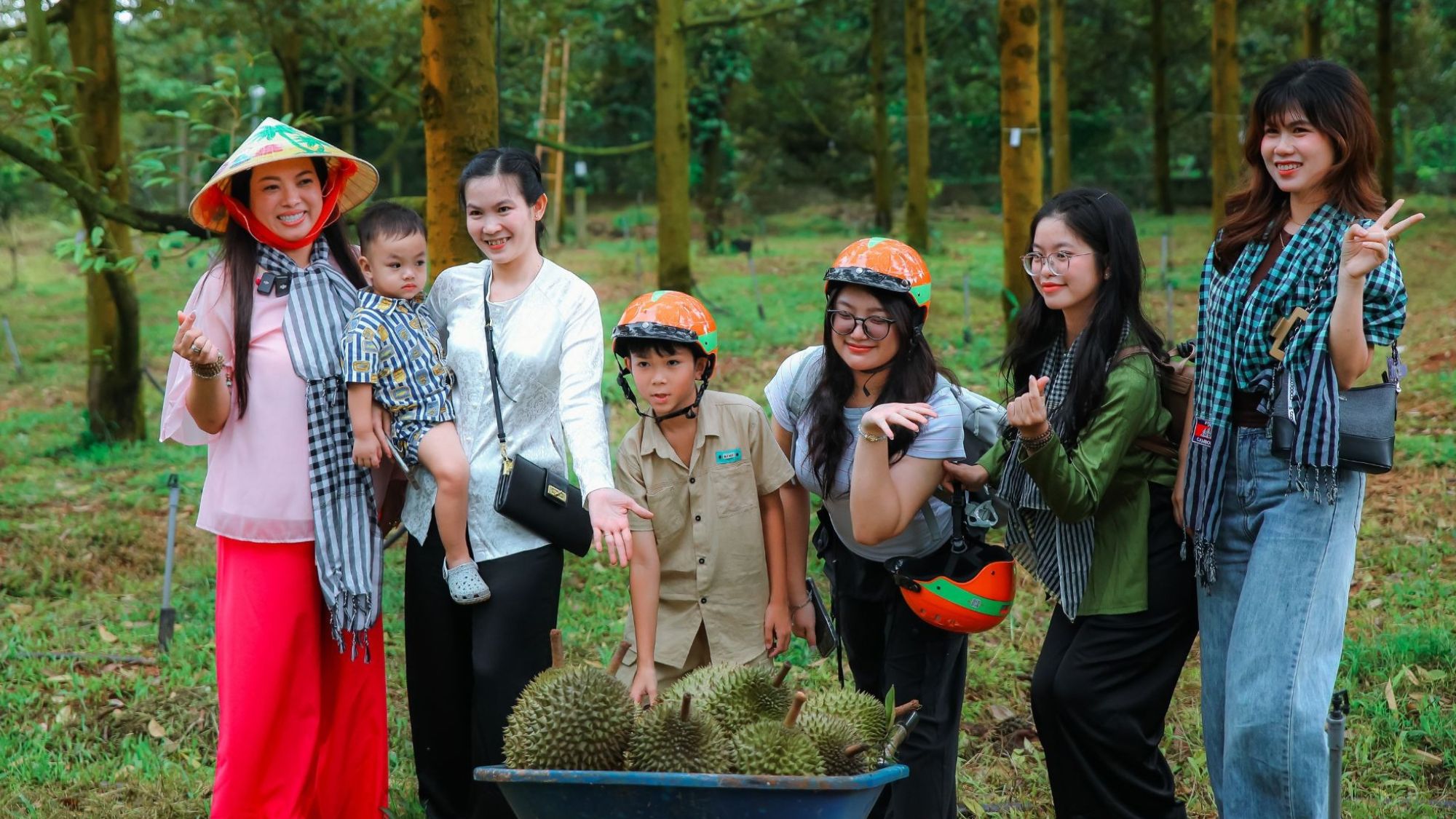 Trải nghiệm sầu riêng hữu cơ chín tự nhiên tại Nông trại Bà Hoàng Long Khánh