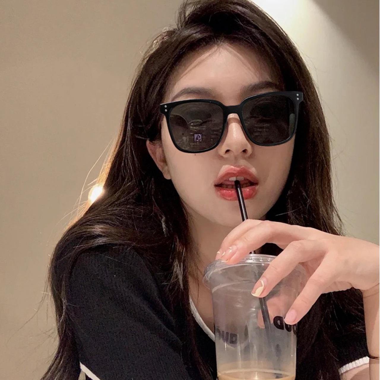 Kính Mát Gọng Vuông Retro Thời Trang Quảng Châu Màu Đen-Vàng Nam Nữ Q082 Women Kính Mắt đủ viền kính râm