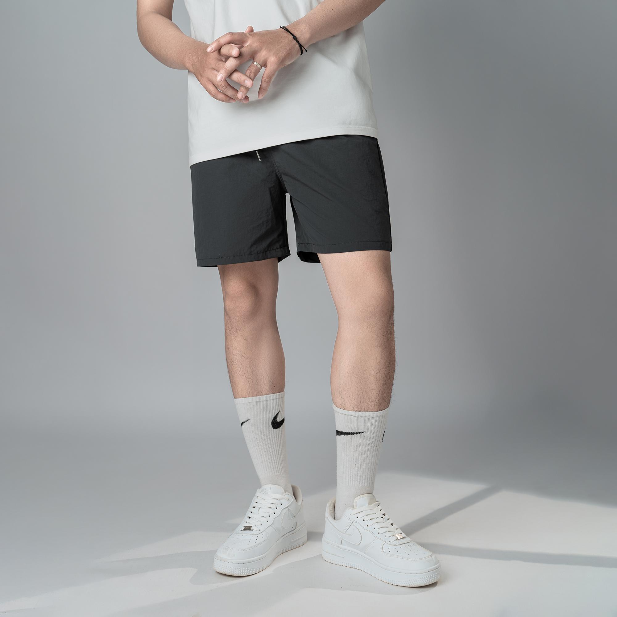 Quần Short Gió Nhăn Nam Nữ Unisex 150GSM Chất Vải Gió Nhăn Cao Cấp Mềm Mịn Form Ống Rộng Oversize Dài Ngang Gối Q210