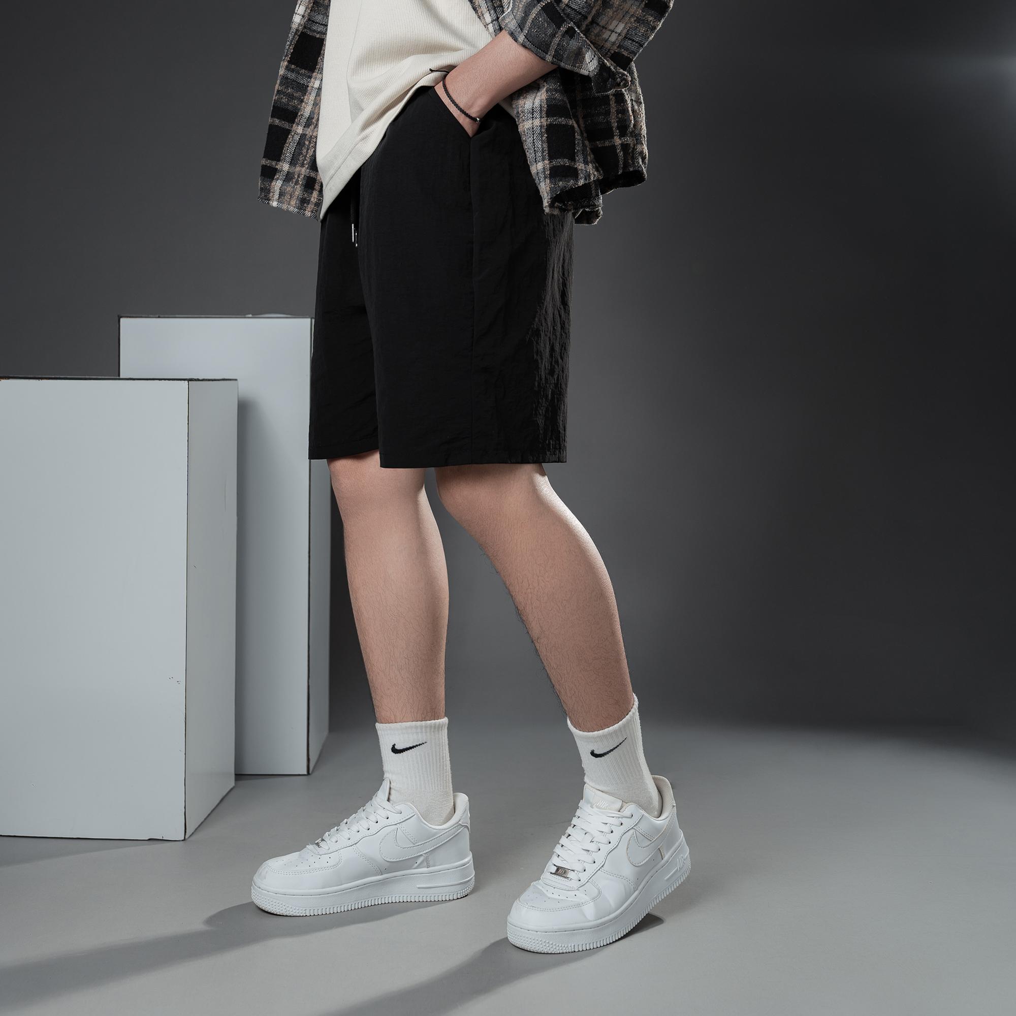 Quần Short Gió Nhăn Nam Nữ Unisex 150GSM Chất Vải Gió Nhăn Cao Cấp Mềm Mịn Form Ống Rộng Oversize Dài Ngang Gối Q210