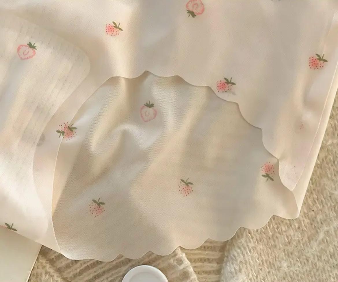 Quần Lót Nữ Đúc Su Hoạ Tiết Quả Dâu Thun Lạnh viền sóng D78 gợi cảm đính quả dâu nhỏ Nhung Kem