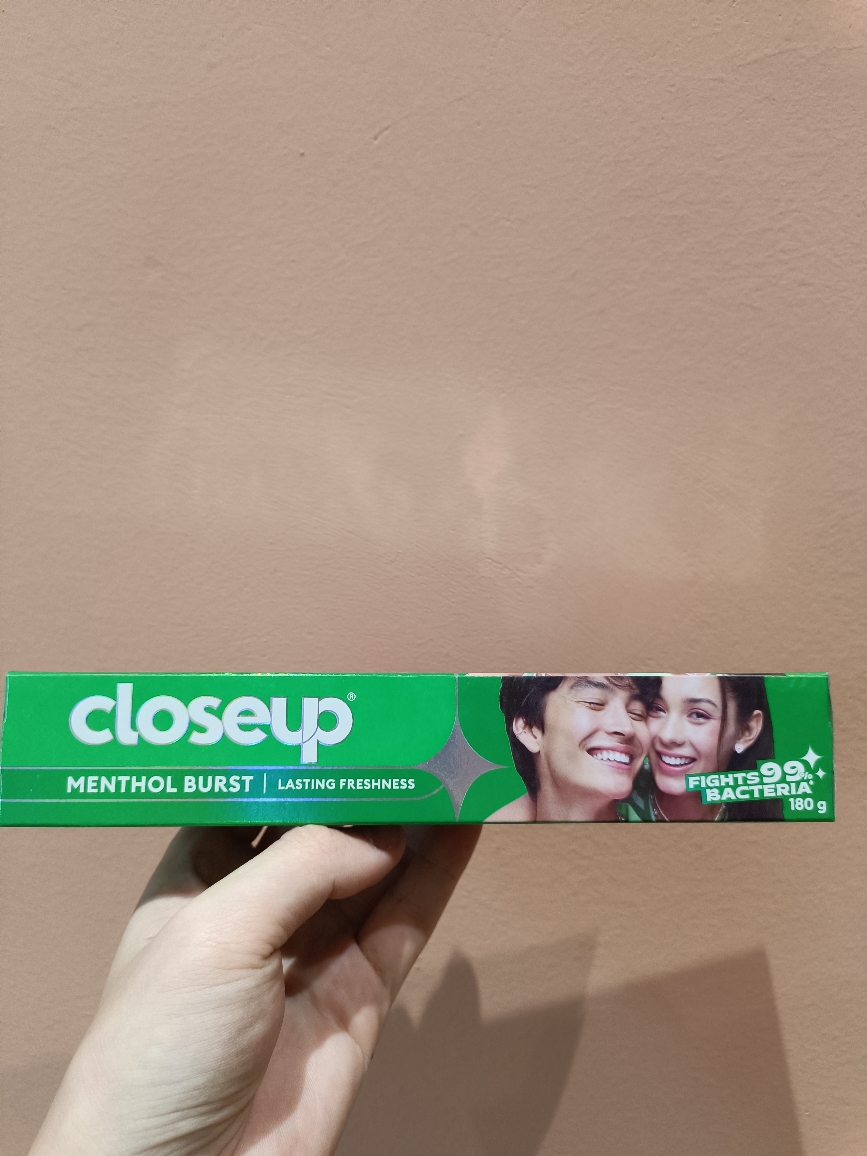 Kem đánh răng Closeup Menthol Burst 230g
