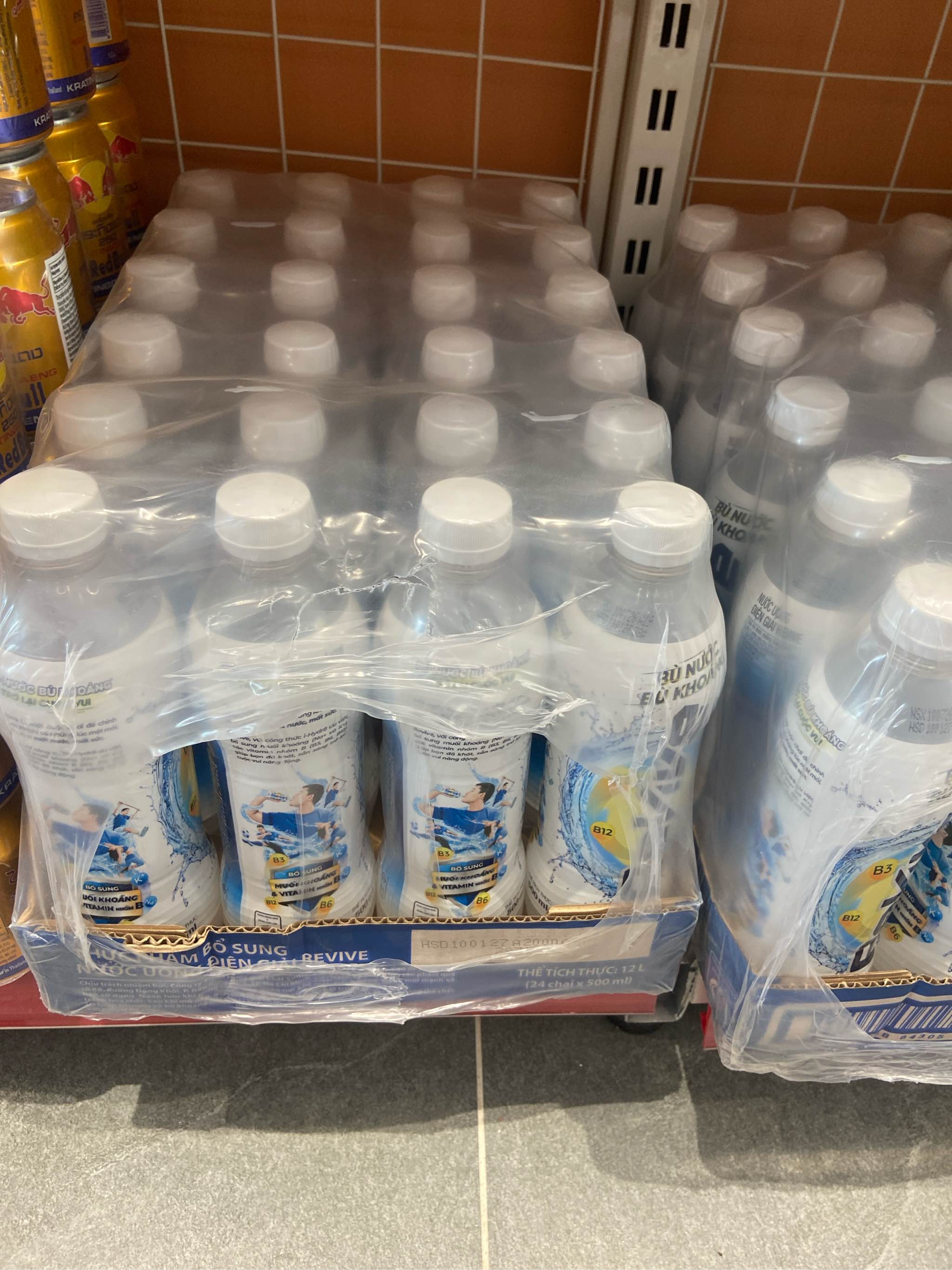 Nước uống Isotonic 7 Up Revive chai 500ml
