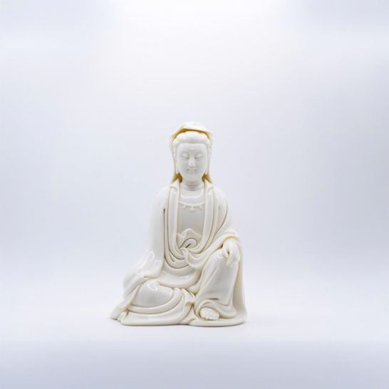 Tượng Quan Âm để tay trên đùi