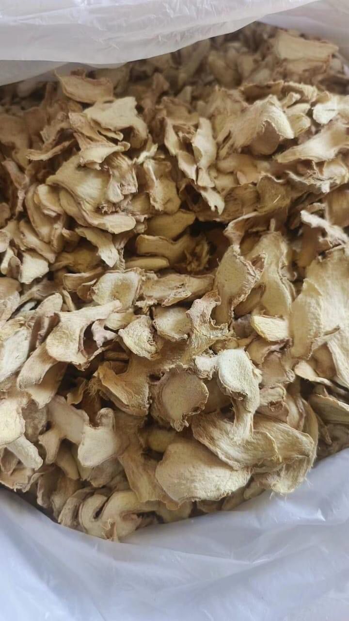 Dry sliced ginger