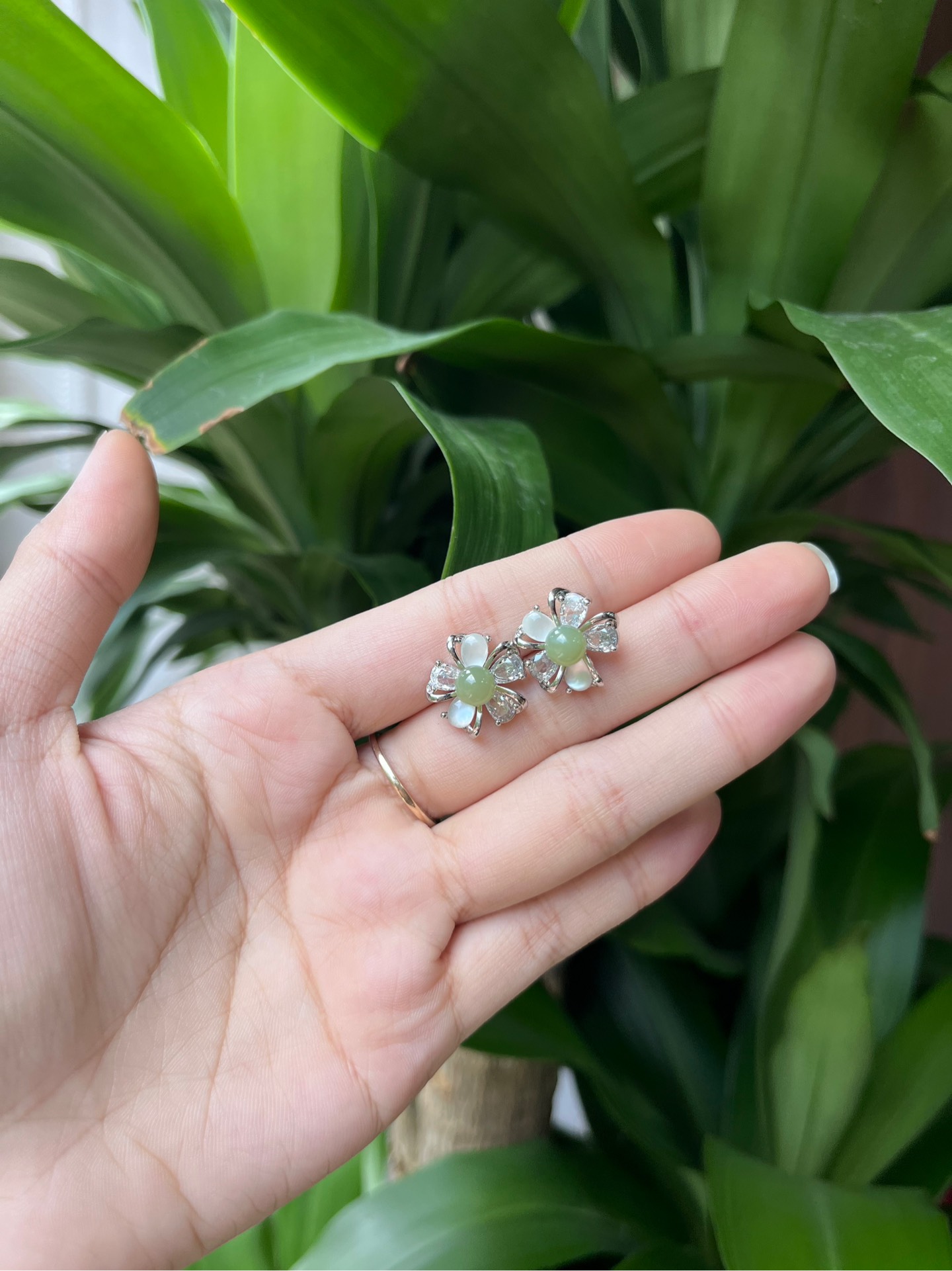 Bông tai Ngọc Hoà Điền hoa 5 cánh