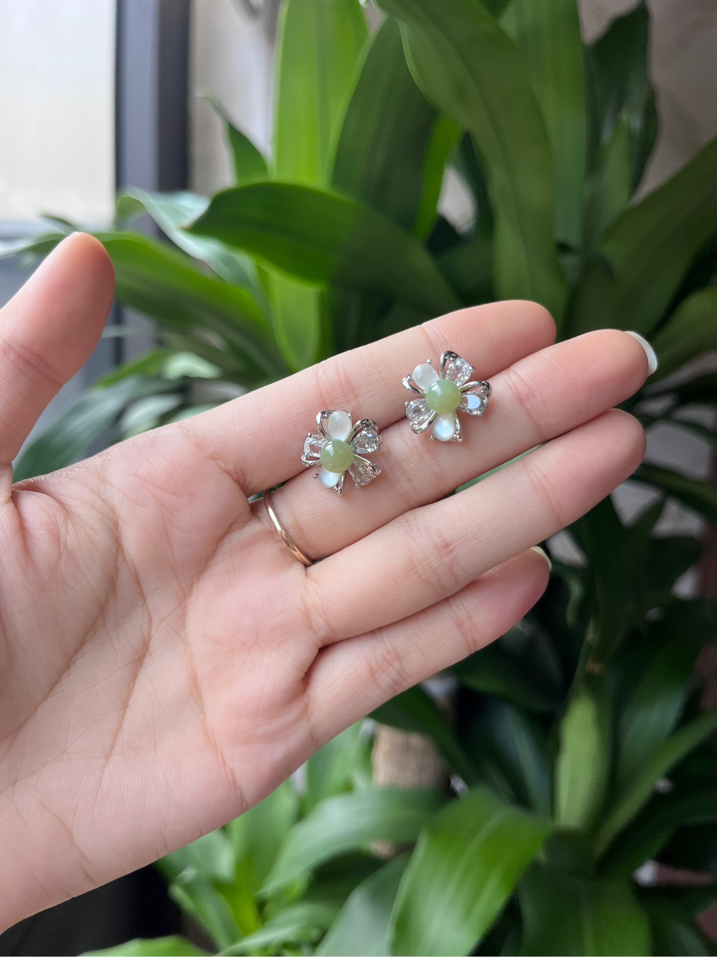 Bông tai Ngọc Hoà Điền hoa 5 cánh