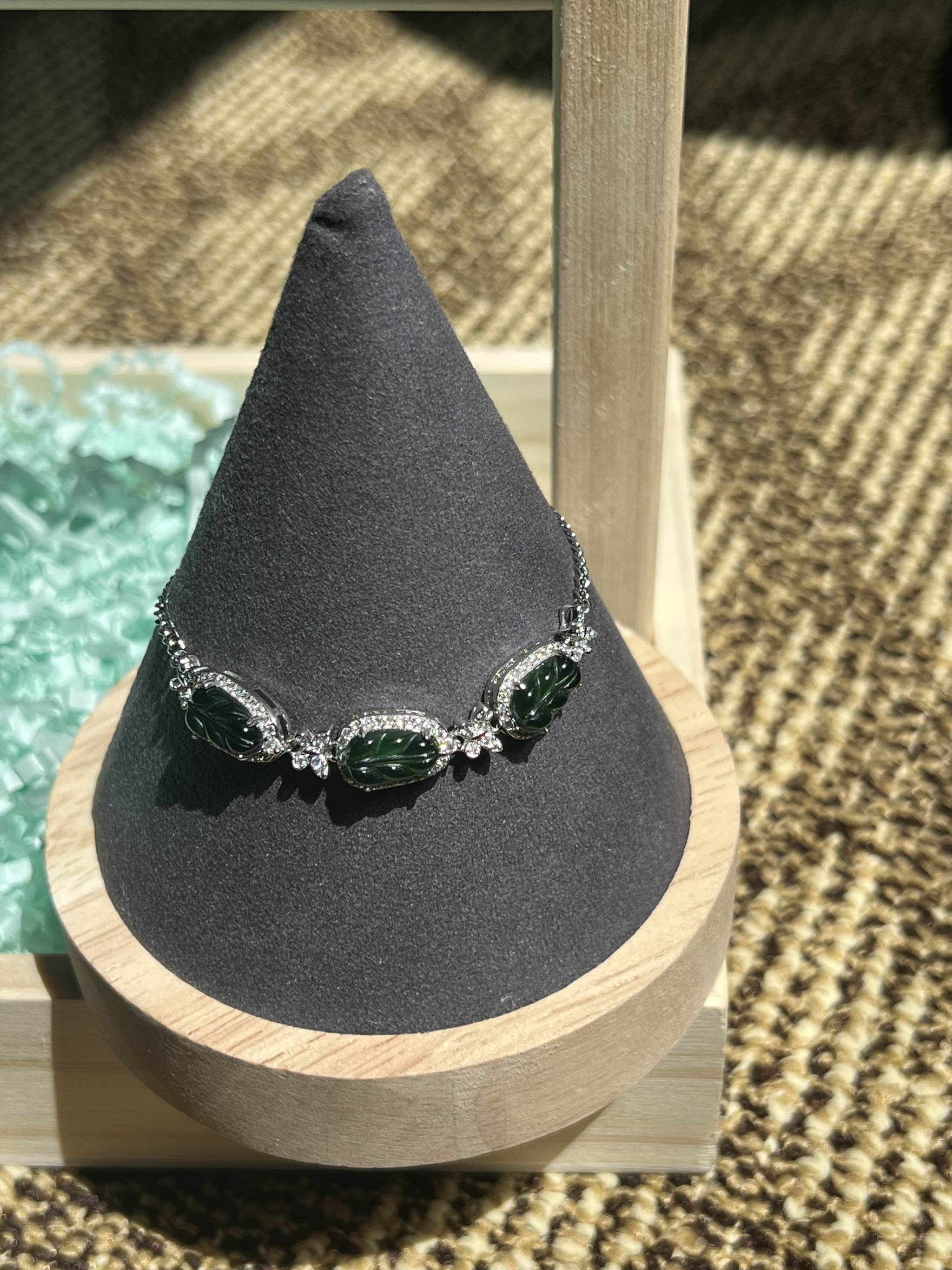 Lắc tay Ngọc bích mix charm chiếc lá