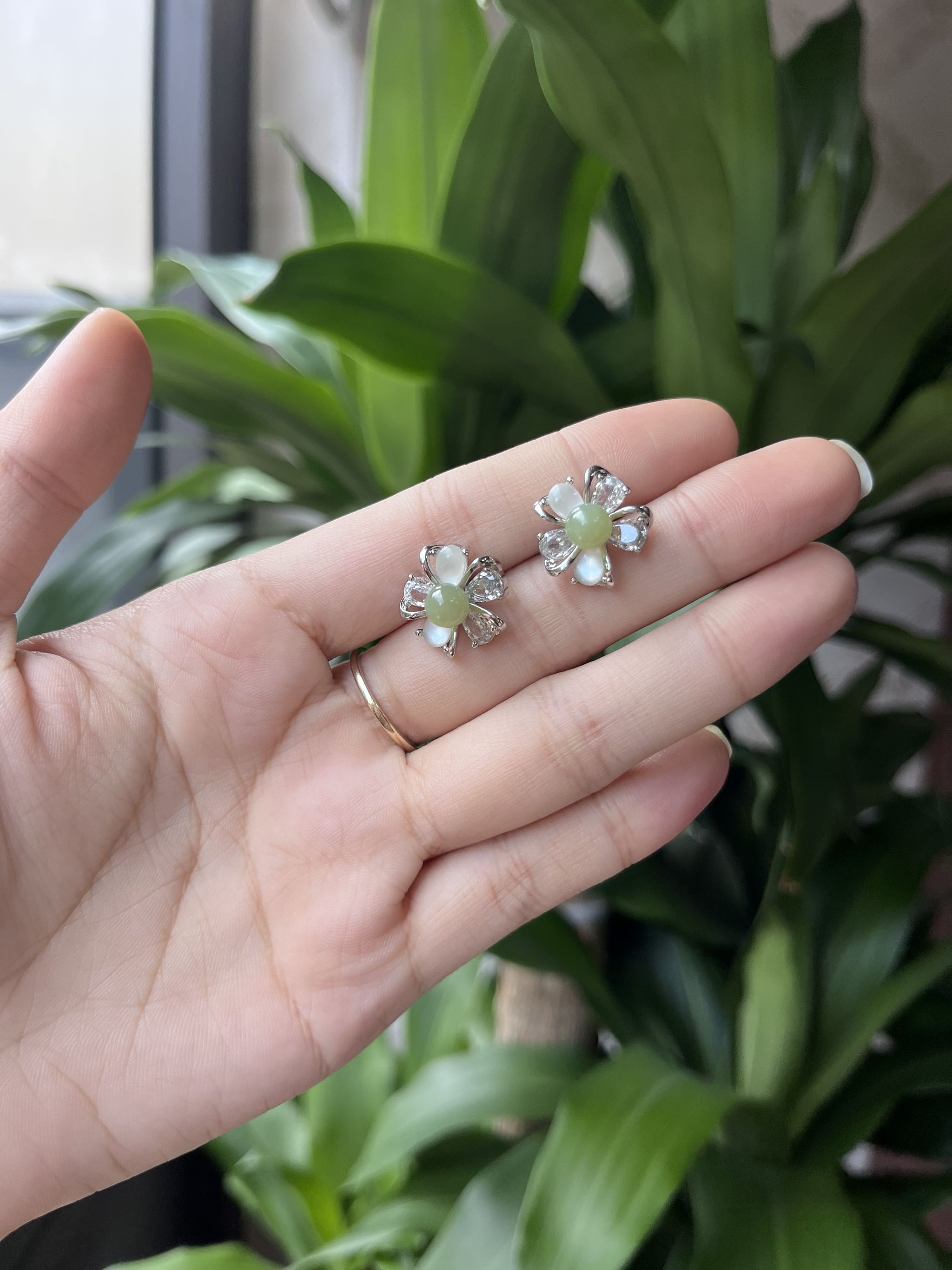 Bông tai Ngọc Hoà Điền hoa 5 cánh