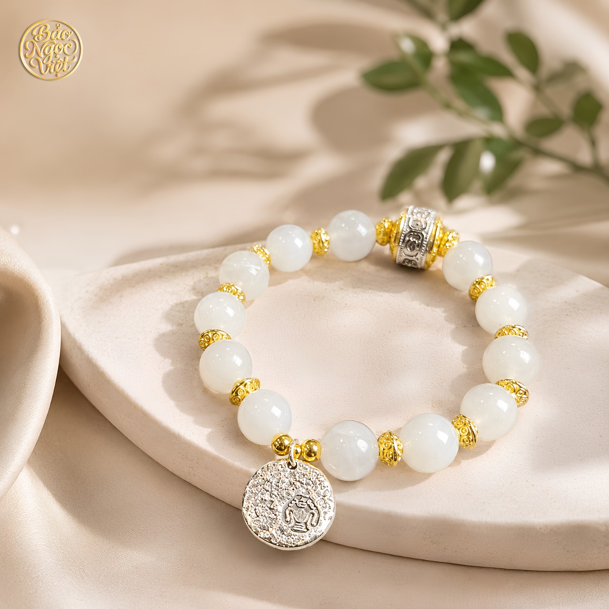 Vòng Tay Thạch Anh Trắng phối Charm Trụ Mantra và Mặt phù điêu tròn 10 li