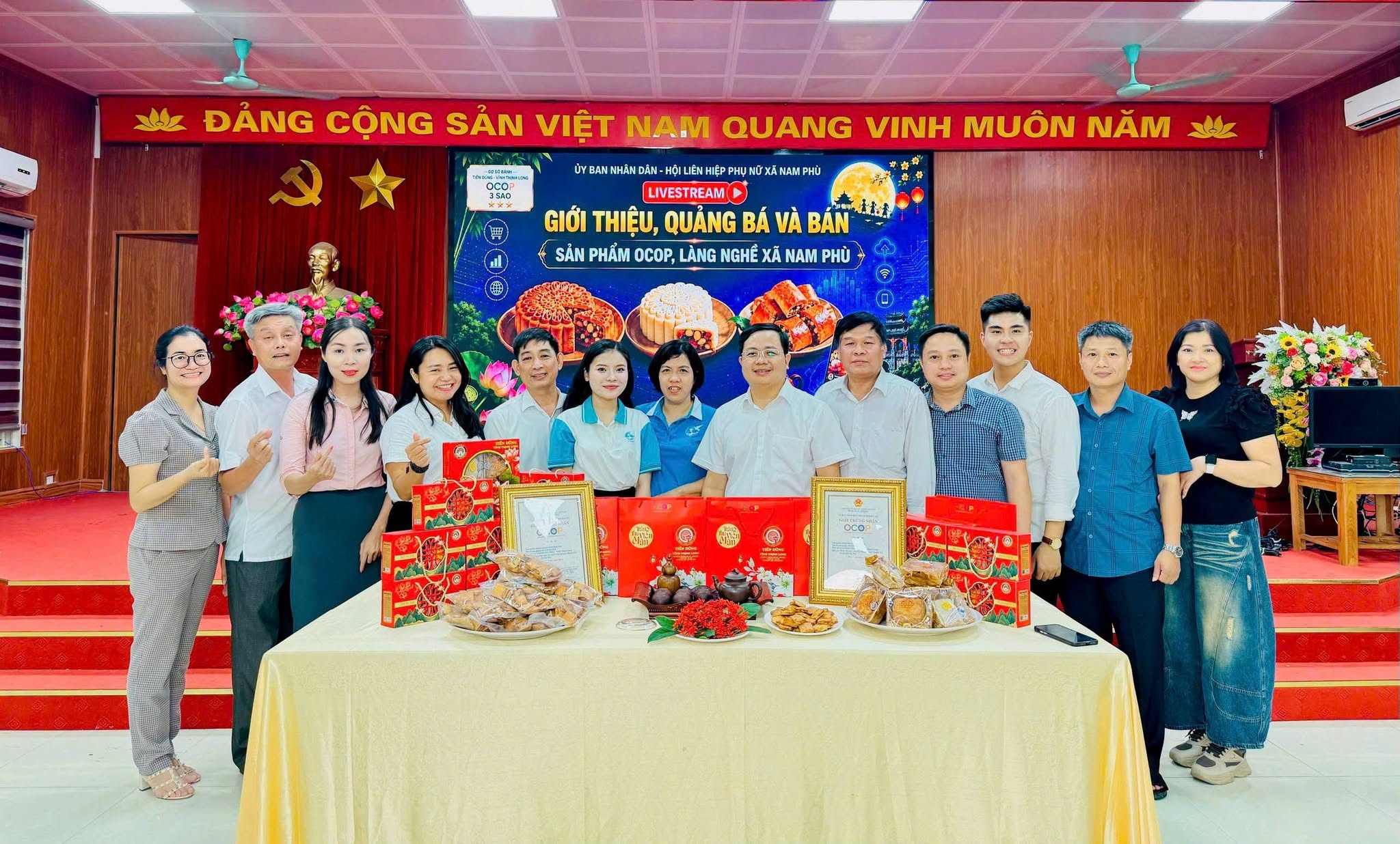 LÃNH ĐẠO XÃ NAM PHÙ LIVESTREAM, KẾT NỐI LÀNG NGHỀ VỚI THỊ TRƯỜNG SỐ: HƠN 920 SẢN PHẨM ĐƯỢC CHỐT ĐƠN