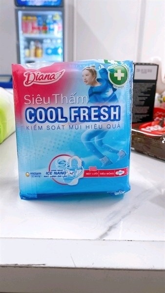 Băng vệ sinh Diana siêu thấm Cool Fresh siêu mỏng cánh gói 8 miếng